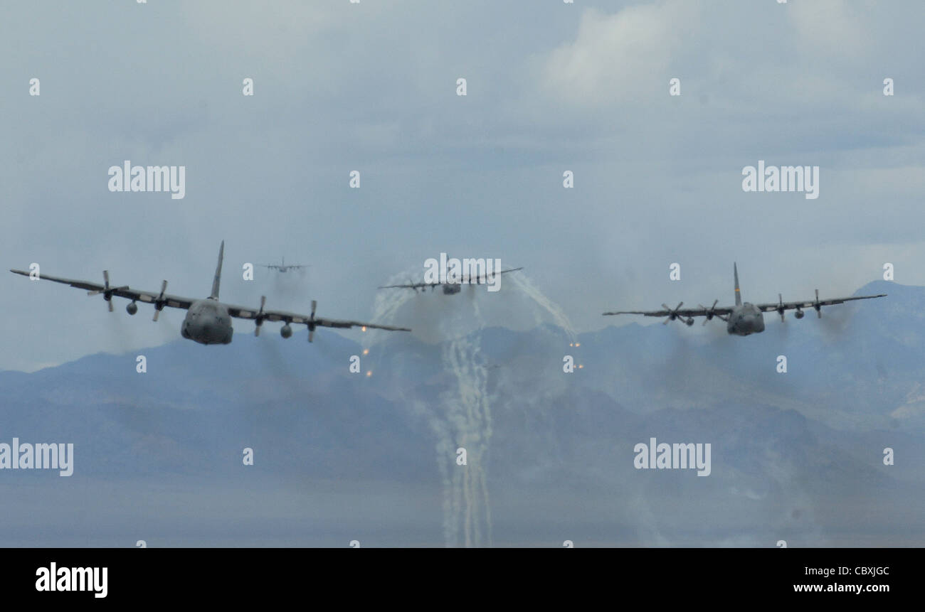 Une formation de C-130 Hercules vole le 18 mai 2011, au cours d'un exercice au-dessus de la gamme d'essais et d'entraînement du Nevada. Banque D'Images