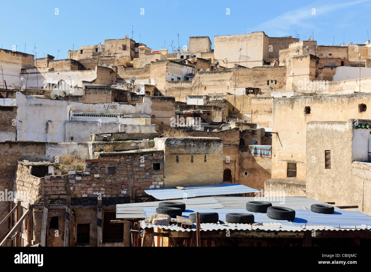 Une vue sur les toits de l'ancienne médina de Fès au centre du Maroc. Banque D'Images