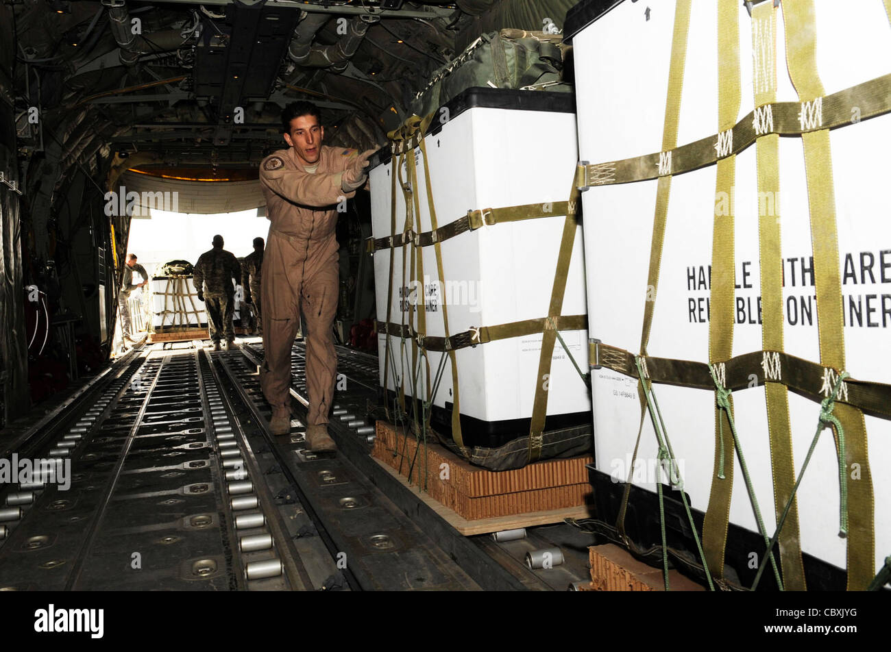 Technologie Sgt. Jay Krahl aide à télécharger des systèmes de livraison conteneurisés sur un C-130J Super Hercules le 29 janvier 2010, à l'aérodrome de Kandahar, en Afghanistan. Le Sergent Krahl est un Chargmaster du 772e Escadron de transport aérien expéditionnaire. Banque D'Images