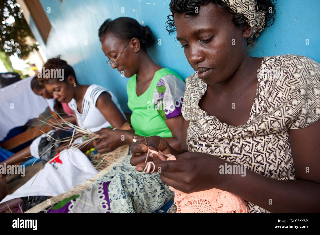Les femmes tissent et crochet ensemble dans une coopérative d'artisanat dans la région de Morogoro, Tanzanie, Afrique de l'Est. Banque D'Images