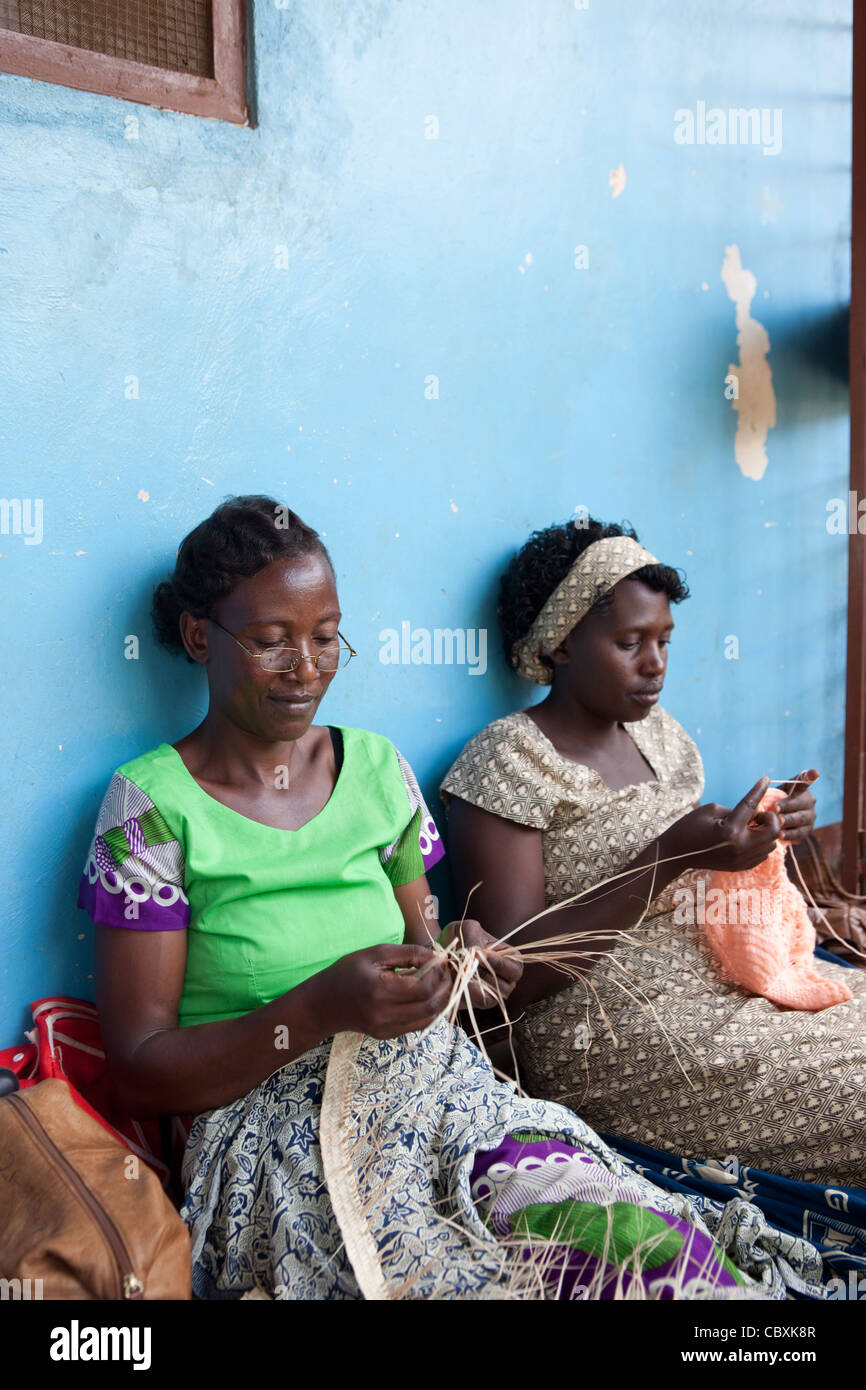 Les femmes tissent et crochet ensemble dans une coopérative d'artisanat dans la région de Morogoro, Tanzanie, Afrique de l'Est. Banque D'Images