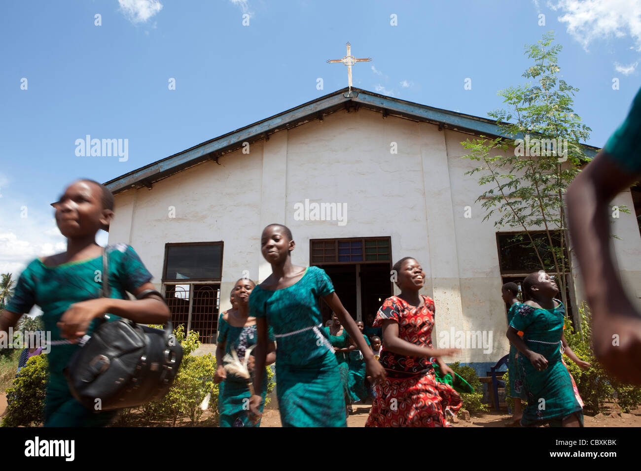 Les enfants éclatent d'un service d'église à Morogoro, Tanzanie, Afrique de l'Est. Banque D'Images