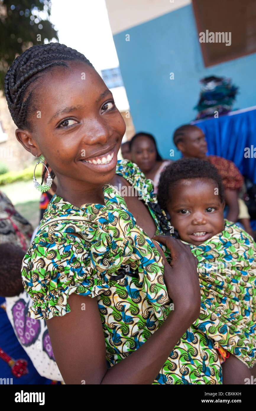 Une mère tient son bébé à Morogoro, Tanzanie, Afrique de l'Est. Banque D'Images
