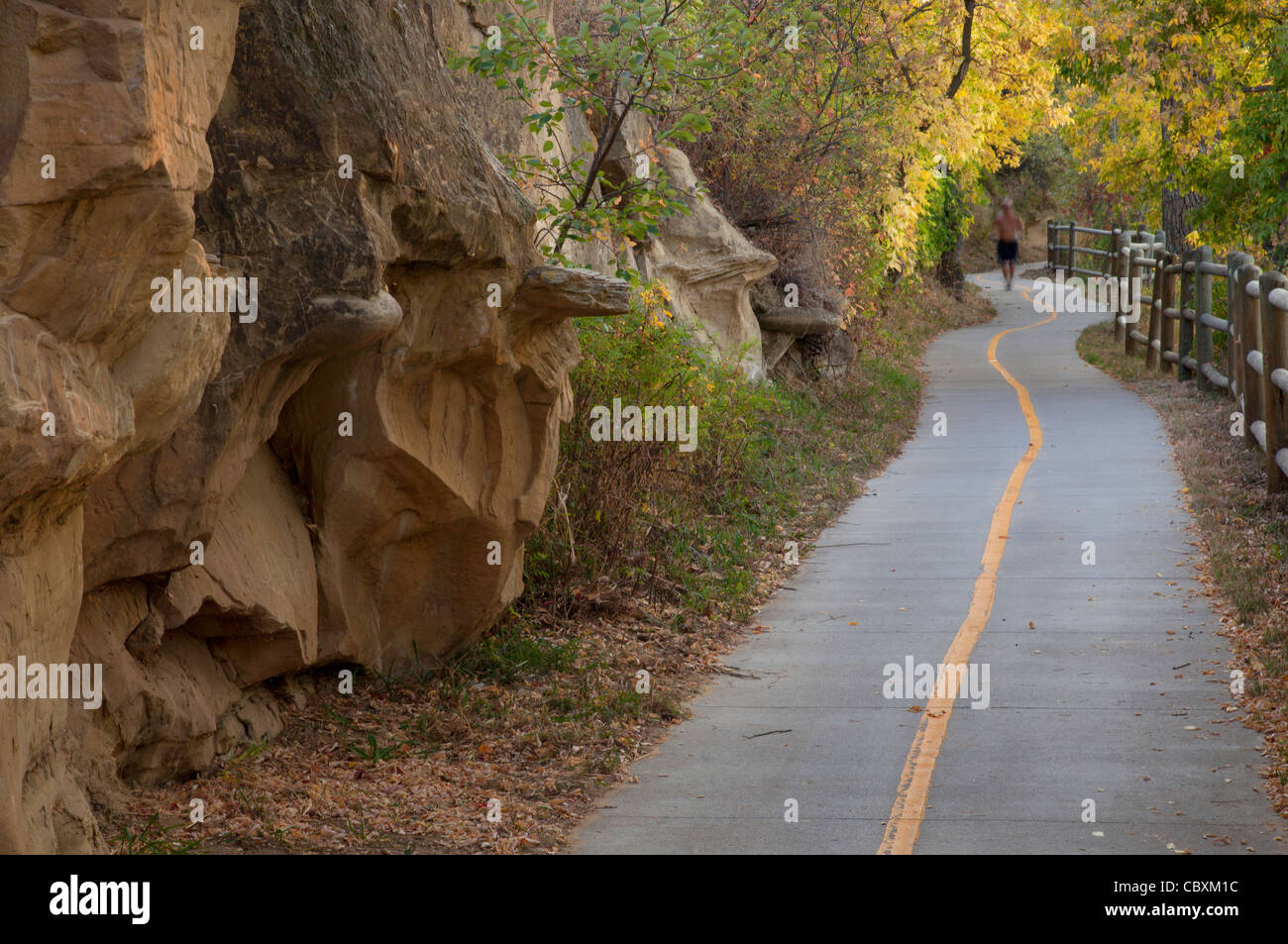 Piste cyclable étroite avec un flou runner figure, paysage d'automne, Powder River Trail Corridor entre Windsor et Greeley, Colorado Banque D'Images