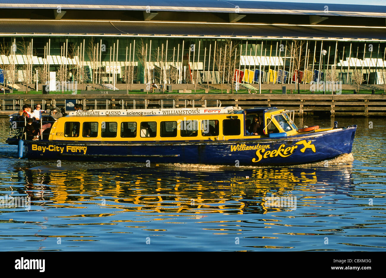 Bateau d'Excursion Williamstown Seeker croisière sur la rivière Yarra, en face de l'hôtel Melbourne Exhibition Centre à Melbourne, Victoria Banque D'Images