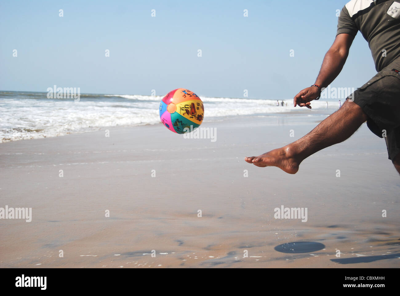 Jouer sur la mer plage Banque D'Images
