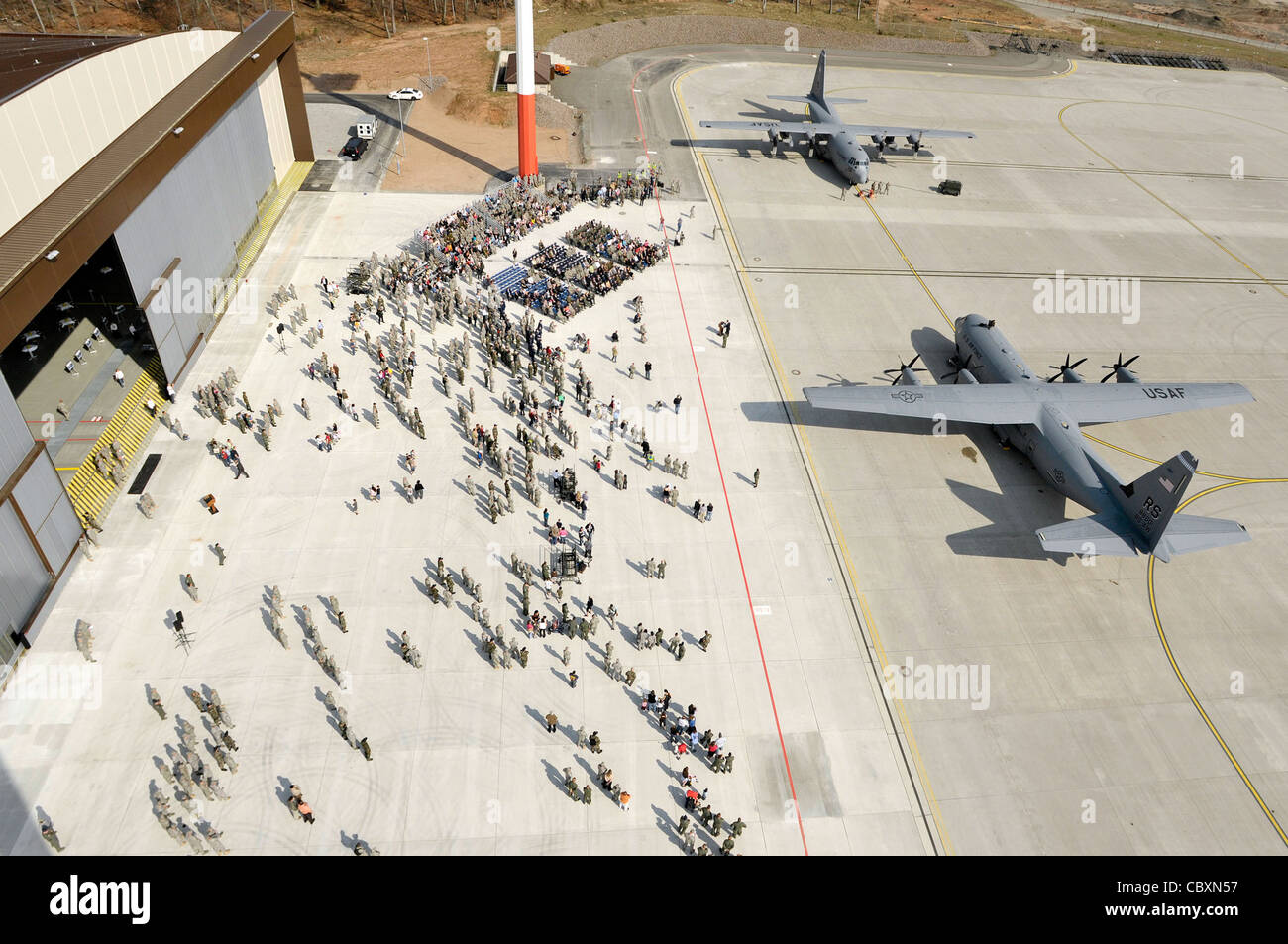 Un C-130J Super Hercules (avant) et un C-130E Hercules sont installés sur la ligne aérienne de la base aérienne de Ramstein, en Allemagne, en avril 7. Le J-model est arrivé lors d'une cérémonie qui annonçait une nouvelle ère dans les opérations de la 86e Escadre du transport aérien. Le modèle J est le premier de 14 avions qui devraient arriver au cours des 12 prochains mois pour remplacer les anciens modèles E. Banque D'Images