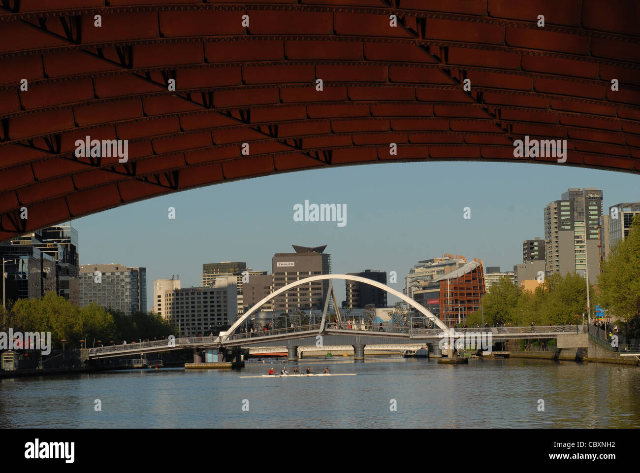 Vue depuis St Kilda Road Bridge sur la rivière Yarra Southbank (l.) et le CBD (r.) relié par une passerelle à Melbourne, Victoria Banque D'Images