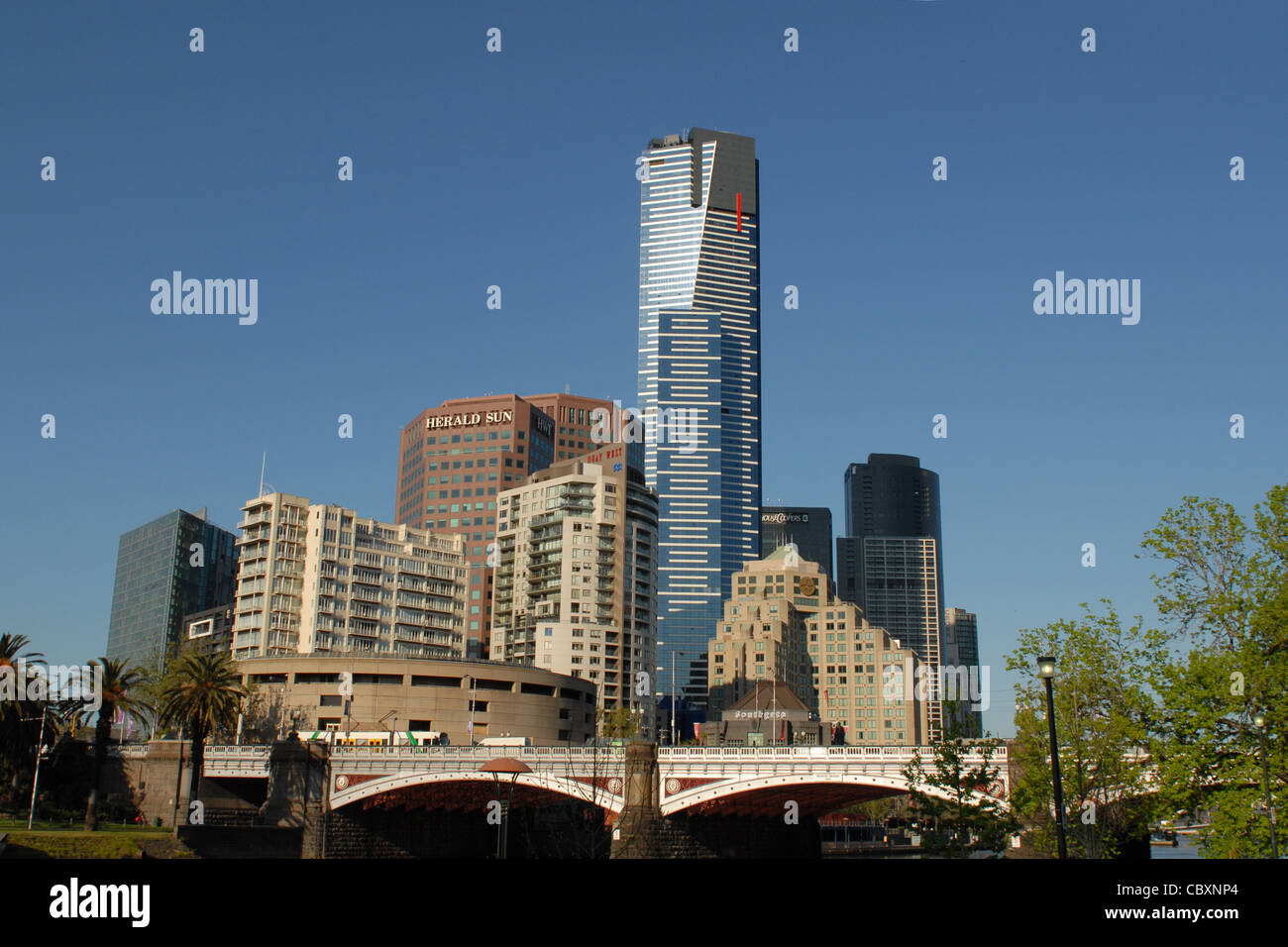 Southbank gratte-ciel et Eureka tower lieu haute et de Southbank derrière St Kilda Road Bridge à Melbourne, Victoria Banque D'Images