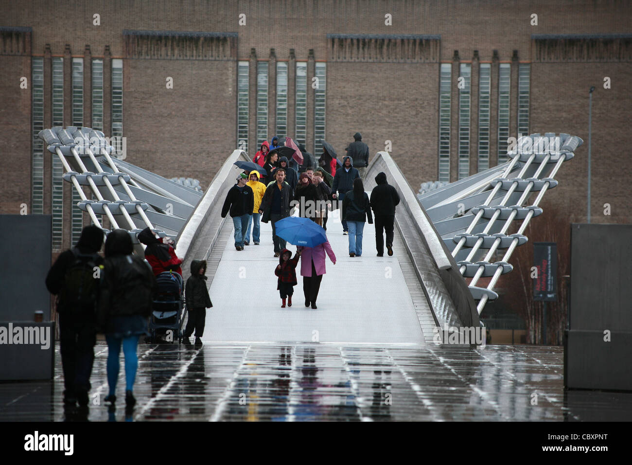 Le Millennium Bridge sur la Tamise à Londres, Angleterre Banque D'Images