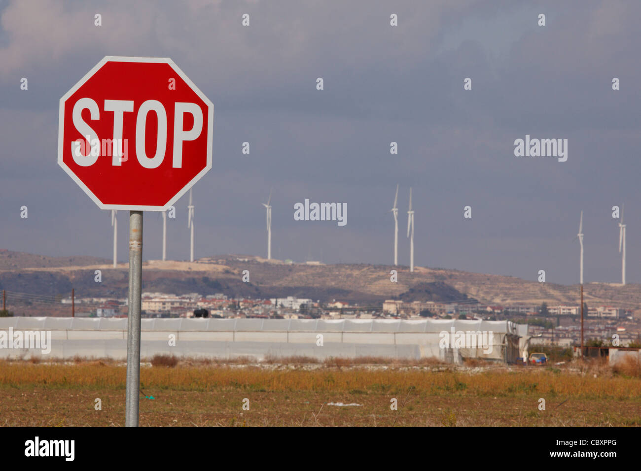 Panneau d'arrêt en face de la ferme éolienne, à Chypre. Banque D'Images