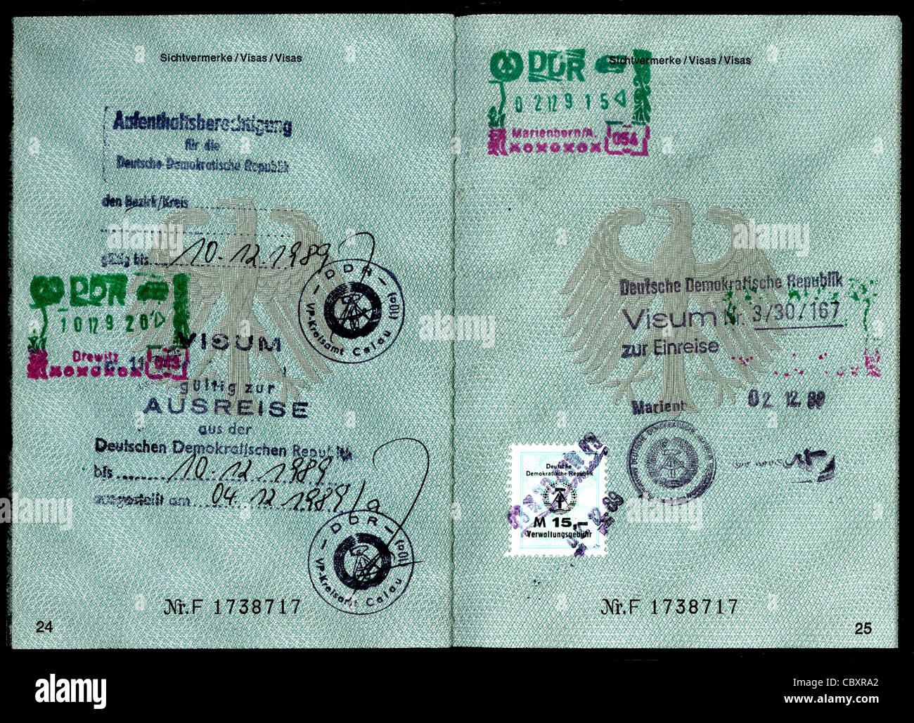 Passeport de la République fédérale d'Allemagne avec la remarque d'un droit de séjour en RDA et les visas de la police. Banque D'Images