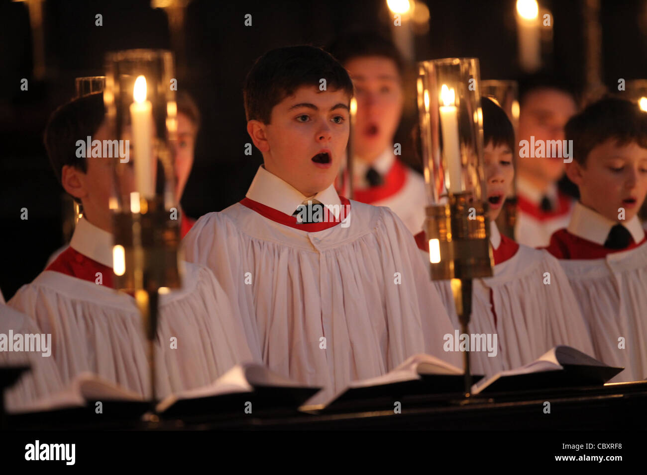 KING'S COLLEGE CHOIR BOYS SE PRÉPARER À L'ENTRETIEN DE LA VEILLE DE NOËL AU KINGS COLLEGE CHAPEL à Cambridge. Banque D'Images