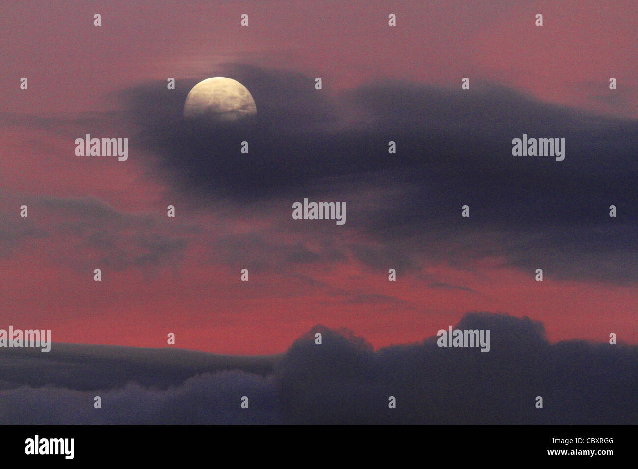 Lune dans le ciel rouge Banque D'Images