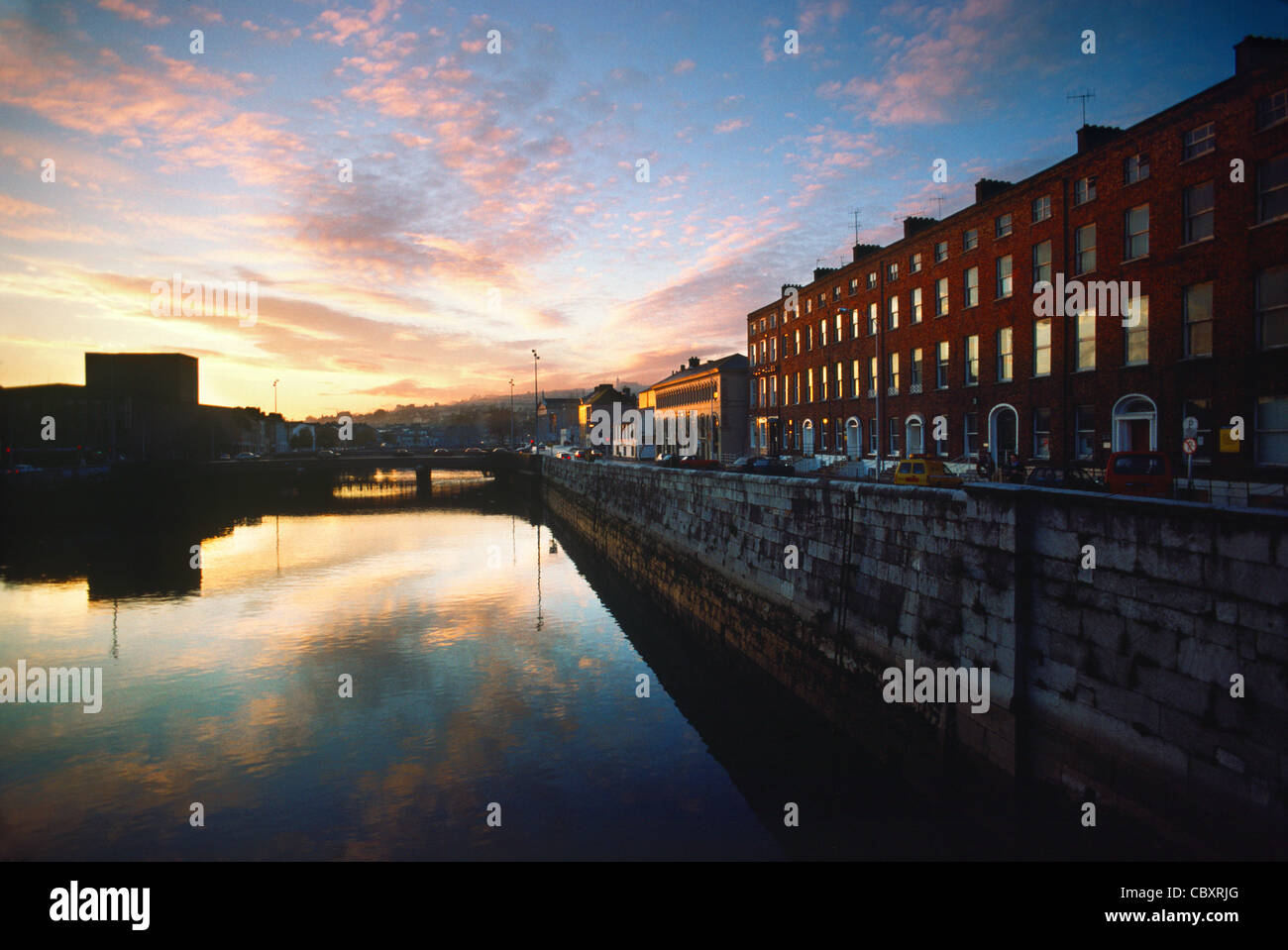 Rivière Lee traverse le centre-ville de Cork, Irlande Banque D'Images