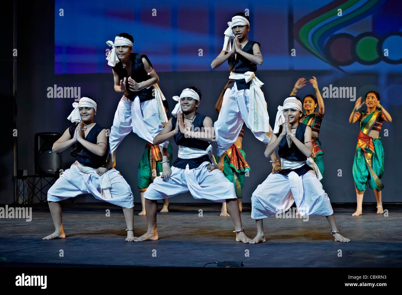 Troupe de danse indienne asiatique sur scène portant des costumes traditionnels. Les enfants de l'Inde. Banque D'Images