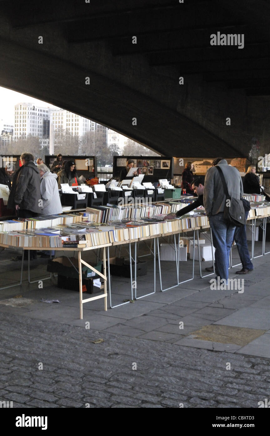 Rive sud du marché du livre sous le pont de Waterloo, Londres. Banque D'Images
