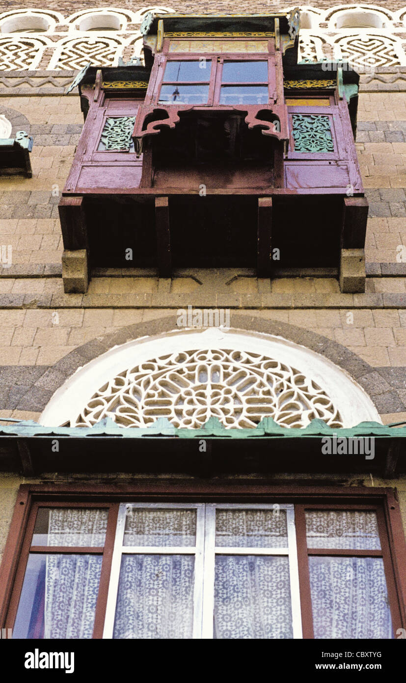Une vue de dessous un Mashrabiya ou Shanasheel à Sanaa, Yémen Banque D'Images
