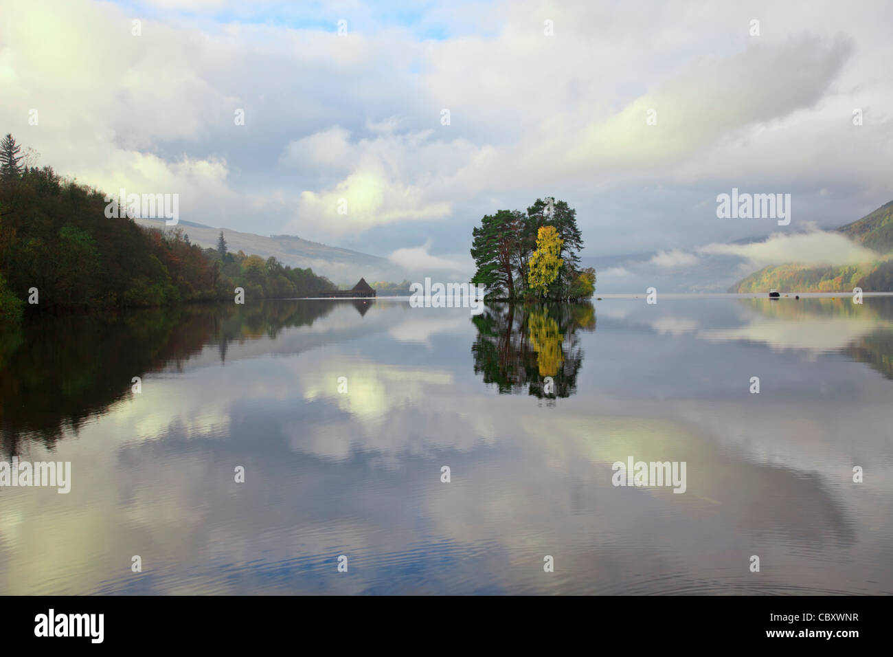 Loch Tay près de Kenmore dans les Highlands écossais. La capture sur un matin de l'atmosphère encore en octobre de cette année. Banque D'Images