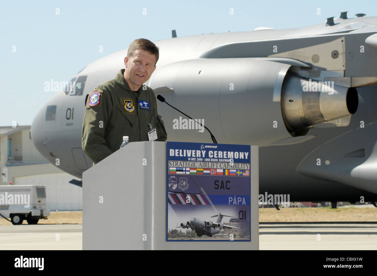 Le colonel John Zazworsky s'adresse à la foule après avoir officiellement reçu le premier des trois C-17 Globemaster IIIs à être acquis par le Programme stratégique de capacité de transport aérien de 12 pays, le 14 juillet à long Beach, en Californie. Le colonel commande l'unité multinationale opérationnelle du programme, l'aile du transport aérien lourd, Ce groupe comprend des membres du personnel des pays membres de l'OTAN, soit la Bulgarie, l'Estonie, la Hongrie, la Lituanie, les pays-Bas, la Norvège, la Pologne, la Roumanie, la Slovénie et les États-Unis, ainsi que des pays membres du Partenariat pour la paix, la Finlande et la Suède. Banque D'Images