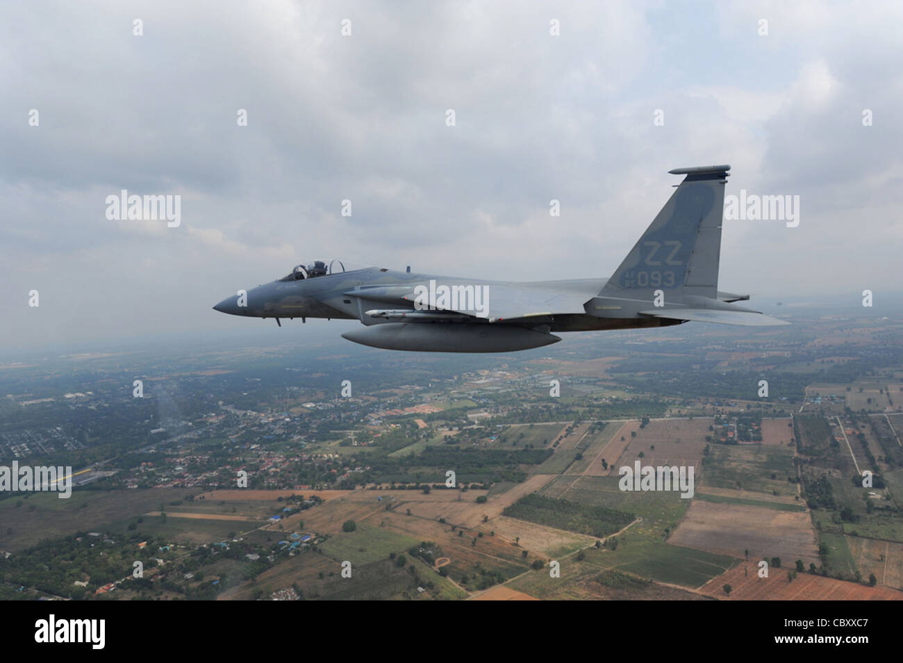 Un aigle F-15 affecté au 44e Escadron de chasseurs expéditionnaires de la base aérienne de Kadena, au Japon, survole la Thaïlande le 23 mars 2011, après avoir terminé un scénario d'exercice pendant le COPE Tiger 2011, qui se déroule du 14 au 25 mars. Les participants de COPE Tiger comprennent l'US Air Force, le US Marine corps, la Royal Thai Air Force, l'Armée Royale thaïlandaise et la Republic of Singapore Air Force. Banque D'Images