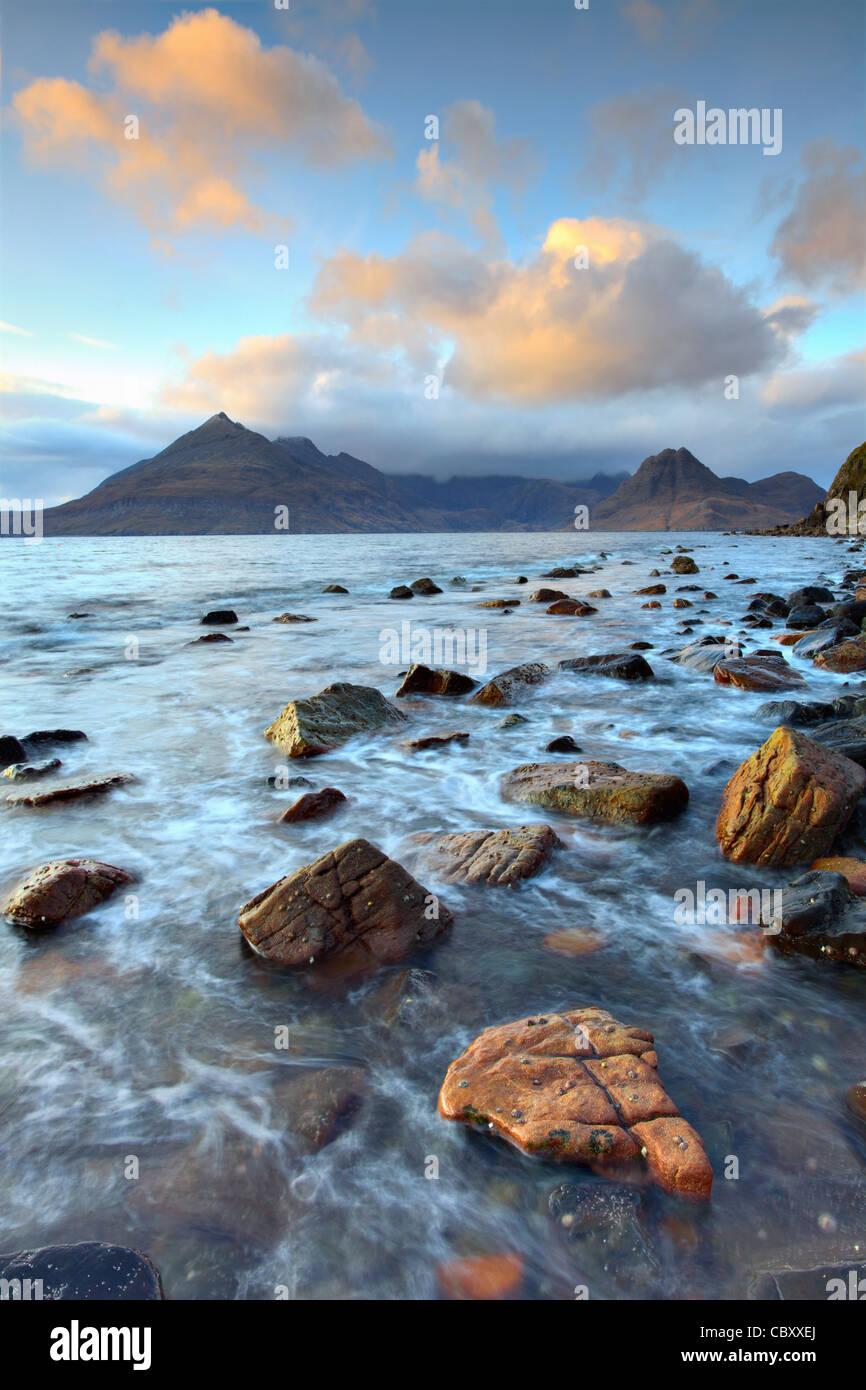 La Black Cuillin Hills sur l'île de Skye capturé peu avant le coucher du soleil sur les roches près de Elgol Banque D'Images