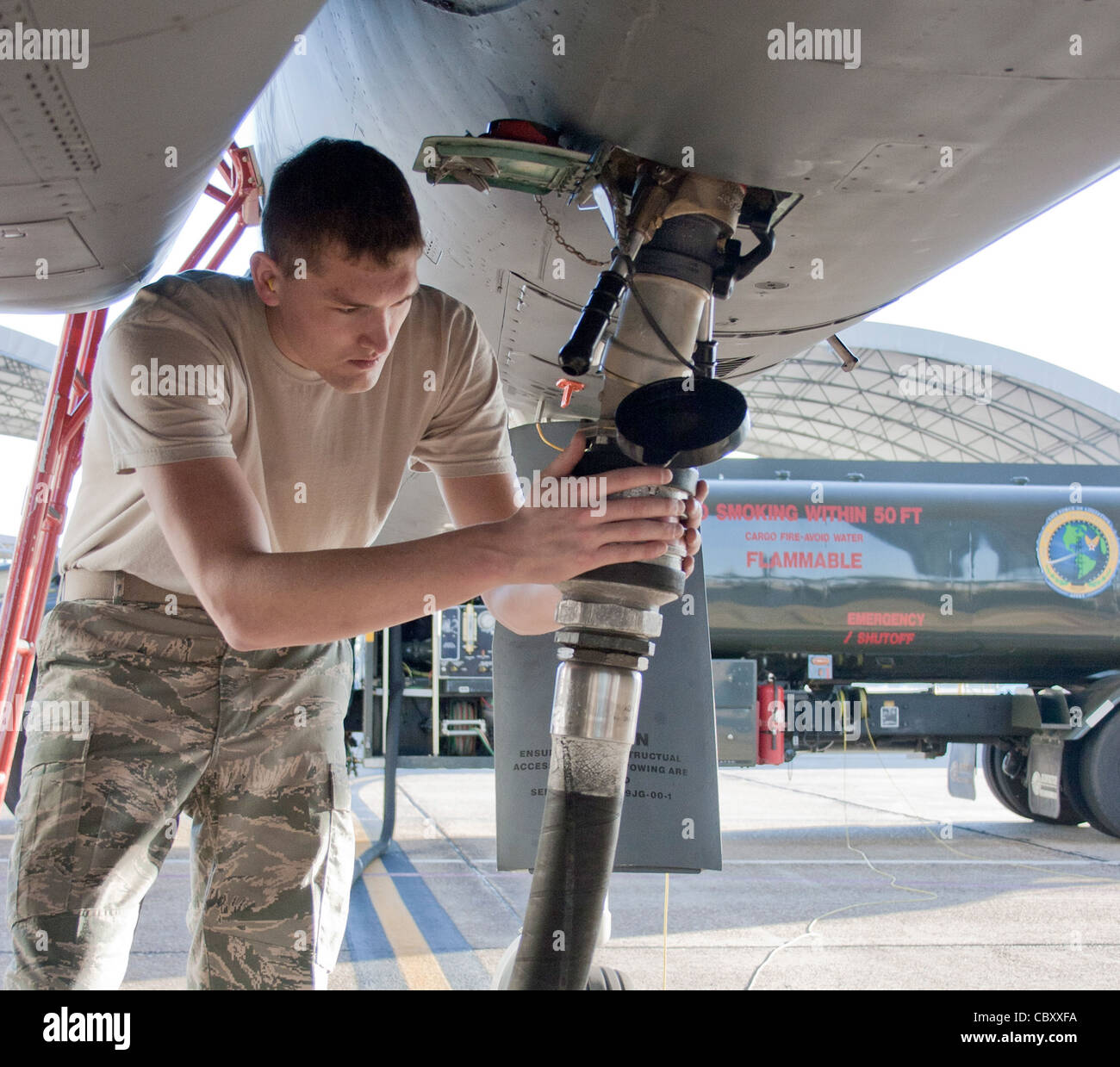Le senior Airman Jacob Prine vérifie le raccordement du carburant à un F-15 Eagle le 22 octobre 2010, avant un essai en vol de nouveau carburant écologique. Les équipages de la 46e escadre d'essai et les ingénieurs de la Force aérienne ont évalué les paramètres de vol à l'aide d'un mélange de combustible JP-8 standard et de biocarburant à jet renouvelable traité hydro. L'Armée de l'Air s'efforce de transformer la moitié des besoins en carburant aviation des États-Unis continentaux en carburants de remplacement d'ici 2016. Banque D'Images