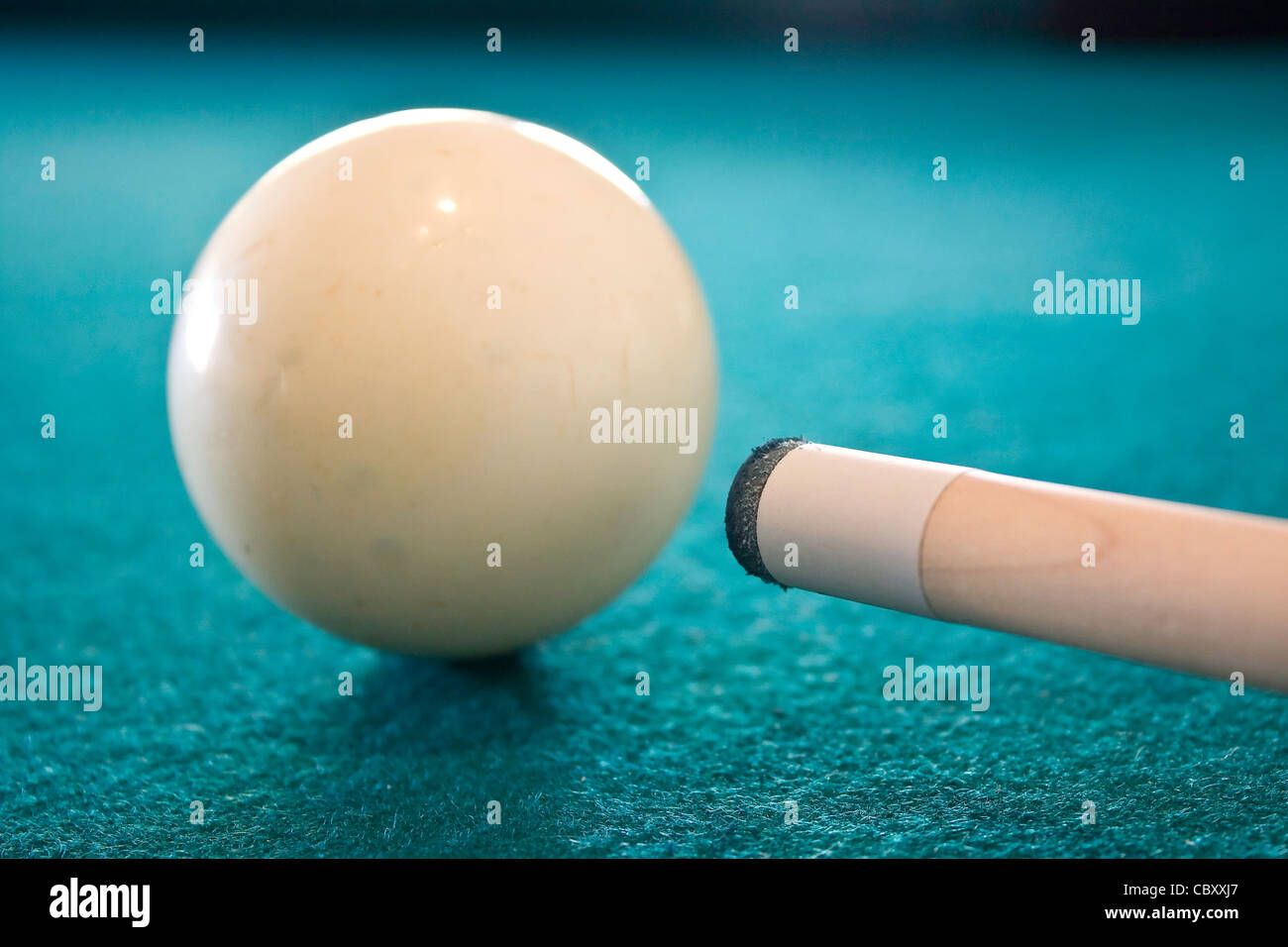 Boule de billard et queue de macro Banque D'Images