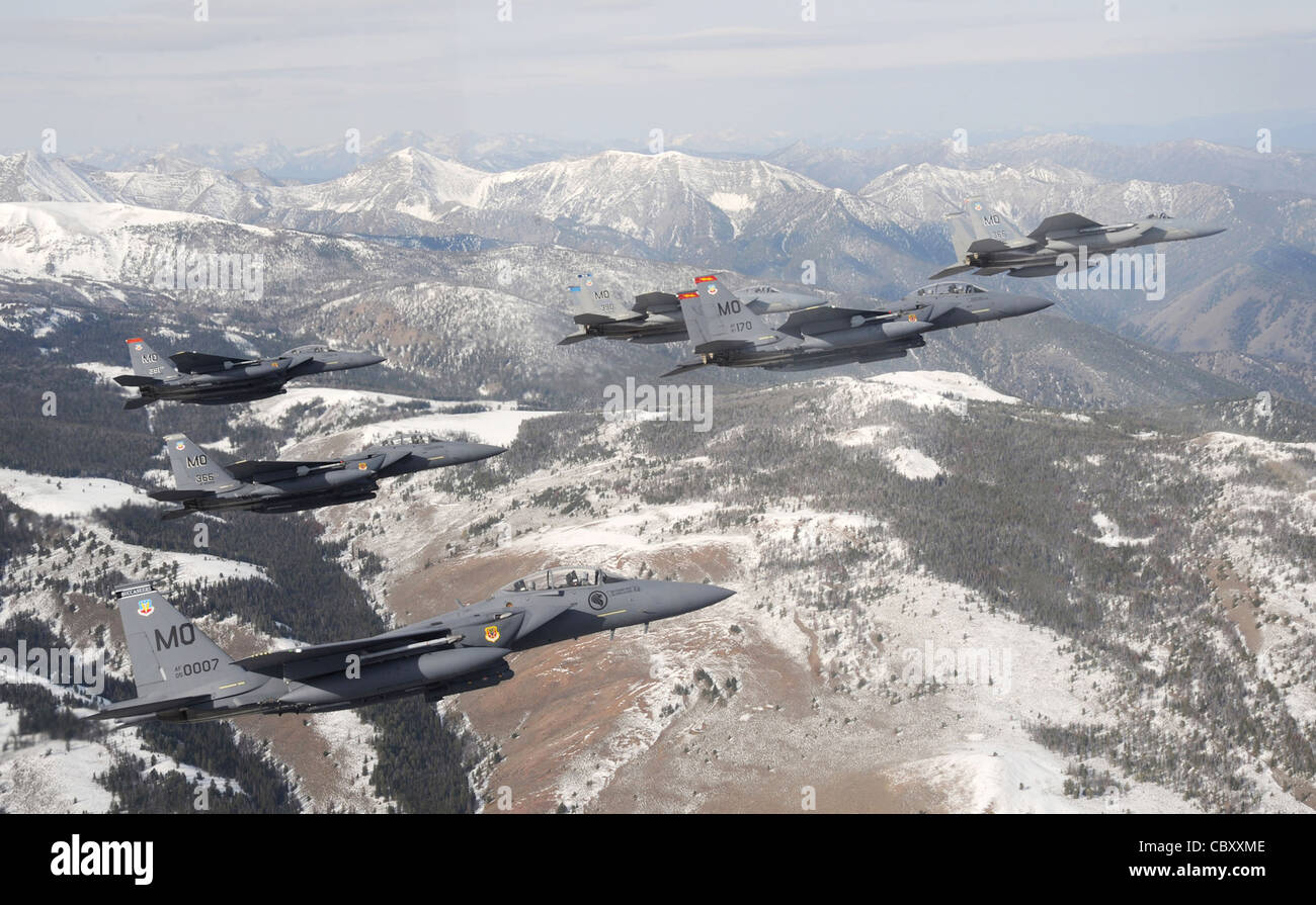 Une formation de six navires de F-15C Eagle et F-15E Strike Eagles de la 366e aile Fighter à la base aérienne de Mountain Home, Idaho, survole les montagnes Sawtooth voisines le 13 octobre 2009. Banque D'Images