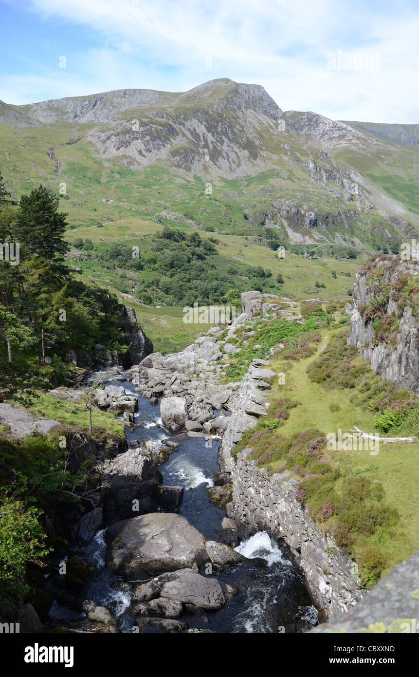 La recherche de Rhaeadr Ogwen à Foel-goch, Elidir Fawr derrière, Parc National de Snowdonia, le Nord du Pays de Galles UK Banque D'Images