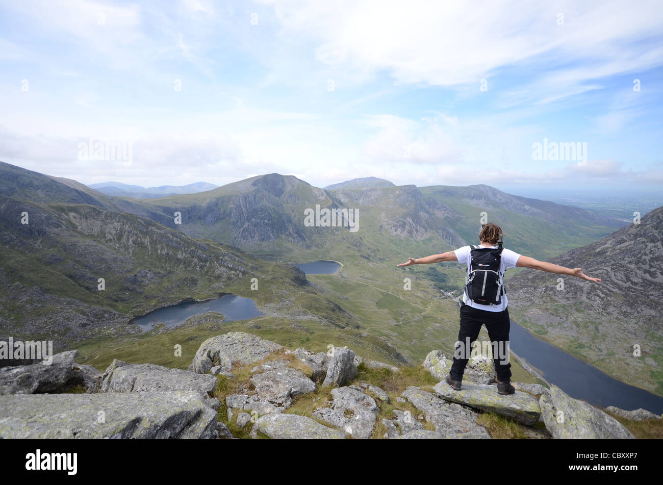 Sur le sommet de la recherche vers le bas dans le Tryfan Ogwen Valley, Parc National de Snowdonia, le Nord du Pays de Galles, Royaume-Uni Banque D'Images