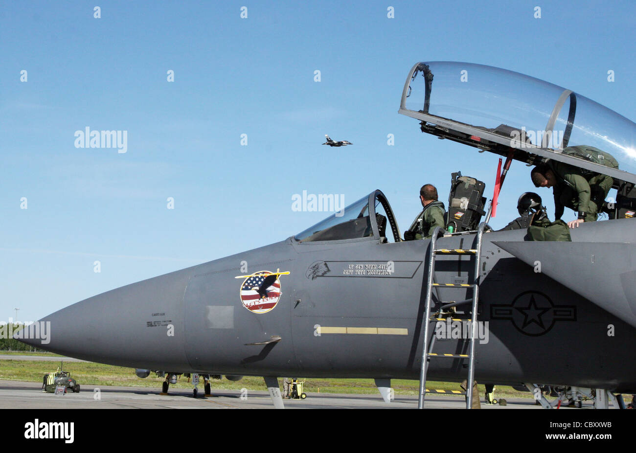 Un aigle F-15 Strike de la base aérienne de Mountain Home, Idaho, se prépare au décollage de la base aérienne d'Eielson, Alaska, le 16 juin, alors qu'un autre F-15 passe à côté. Les F-15 participent à l'exercice Northern Edge 2009 Banque D'Images