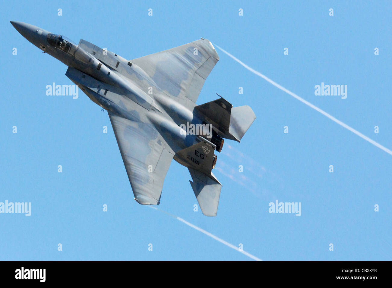 Le capitaine Sam Joplin effectue des manœuvres aériennes dans un F-15 Eagle pour exposer les capacités du combattant à des centaines de spectateurs de la base et de la communauté lors d'une démonstration le 1er mai à la base aérienne d'Eglin, Fla l'équipe de démonstration du combat aérien a joué plus de 150 fois aux spectateurs du monde entier au cours des deux dernières années. Il s'agit de la démonstration finale du F-15C, qui a terminé une carrière de 26 ans qui a commencé en 1983. Le capitaine Joplin est un pilote de l'équipe de démonstration F-15 de la côte Ouest. Banque D'Images