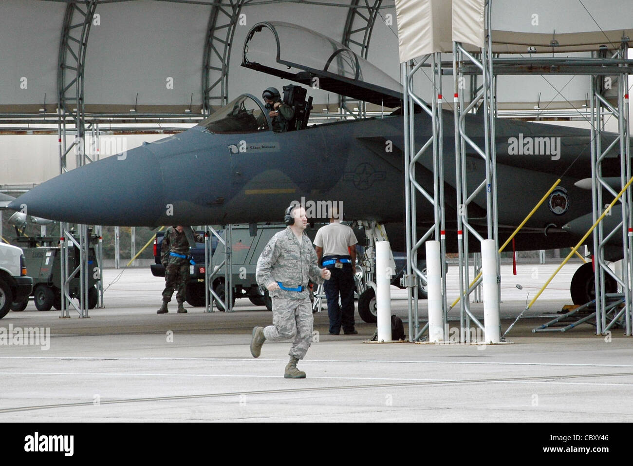 Sgt. Maître Shay Thigpen prépare à la hâte un aigle F-15 pour le décollage en état d'alerte simulé le 17 décembre à la base aérienne d'Eglin, en Floride. Le sergent Thigpen est affecté à la 58e unité d'entretien d'aéronef. Banque D'Images