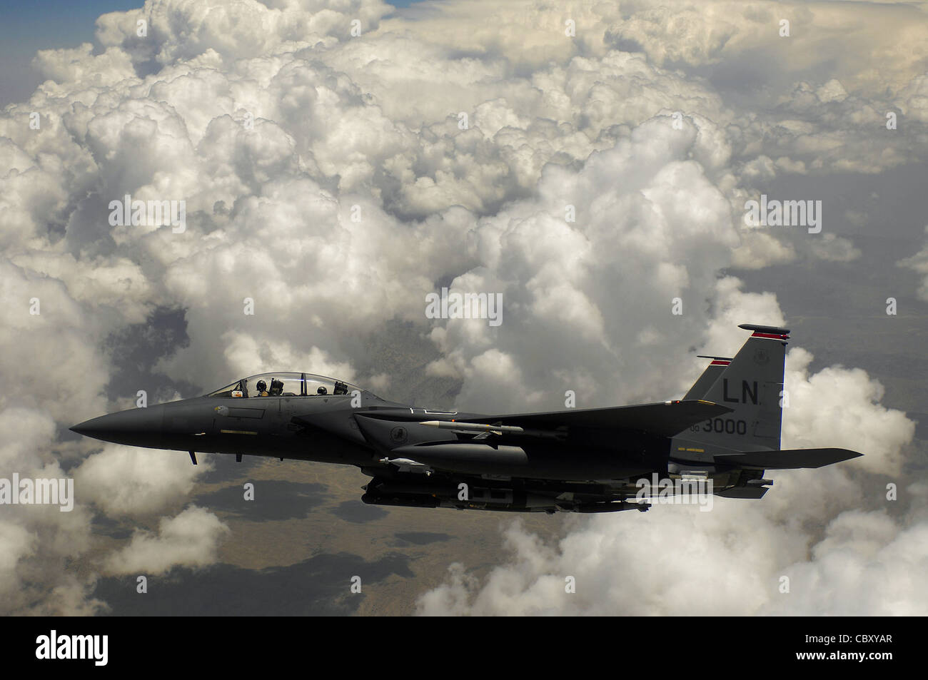 Un aigle de la Force aérienne F-15E attend son homme d'aigle après avoir reçu du carburant pendant une mission au-dessus de l'Afghanistan. Les F-15E ont utilisé les GBU-31 et GBU-38 pour dissuader les forces anti-afghanes de se battre. Banque D'Images