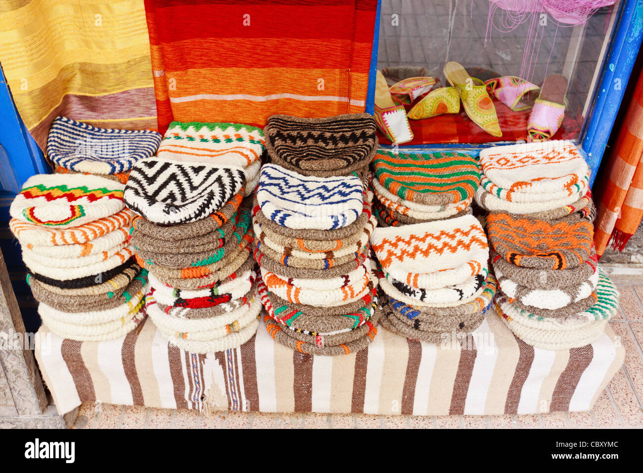 Chapeaux colorés dans un marché sur la rue Banque D'Images