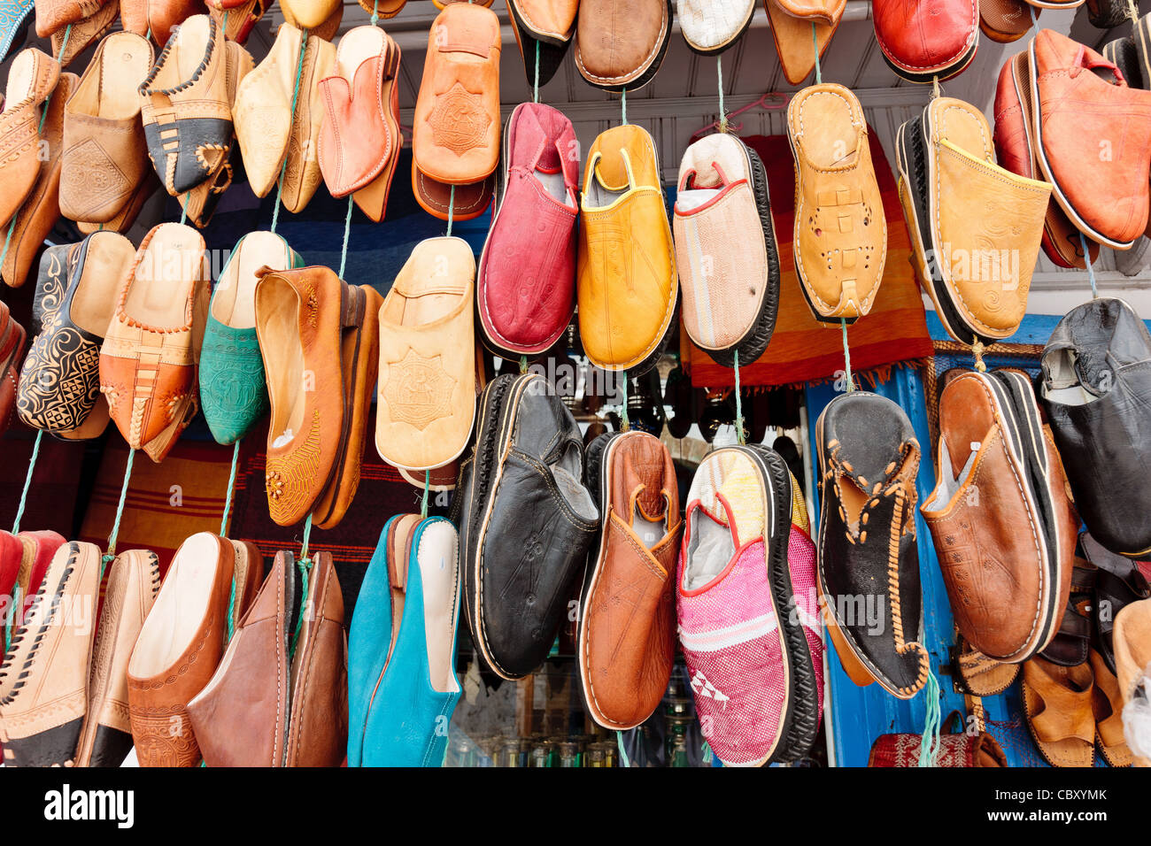Chaussures arabe coloré de l'alignement dans un magasin Photo Stock - Alamy
