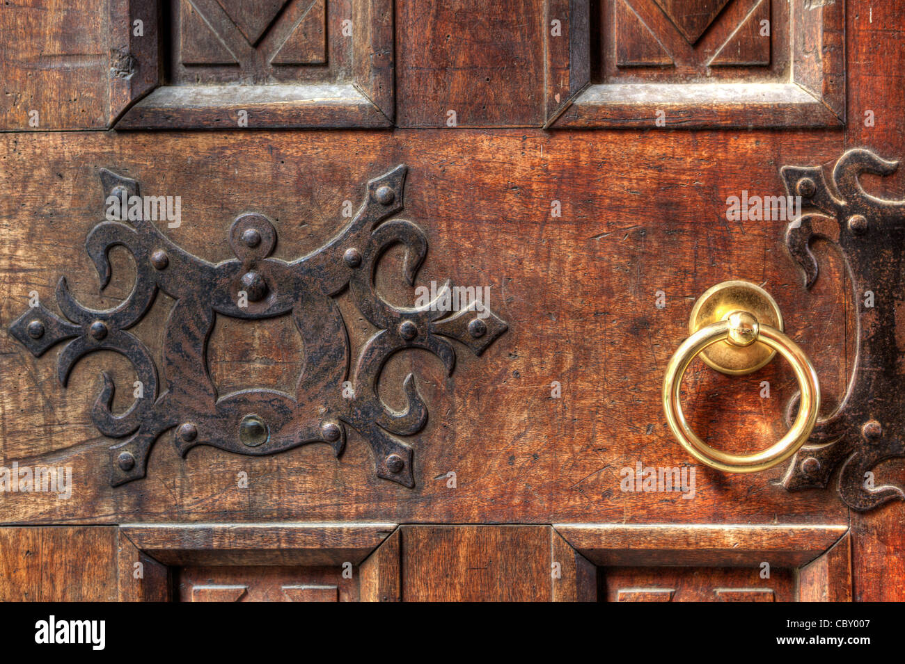 Fragment de porte en bois vintage avec l'ornement et d'or ronde doorhandle. Banque D'Images