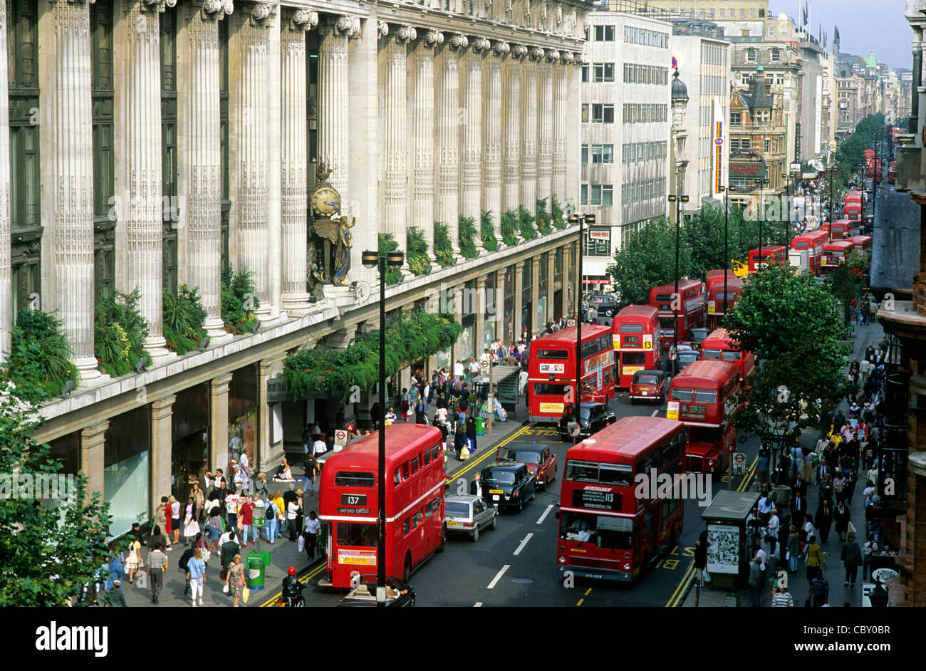 Oxford Street et Selfidges store, Londres, bus bus rouge shop shops magasins Shoppers England UK English Banque D'Images