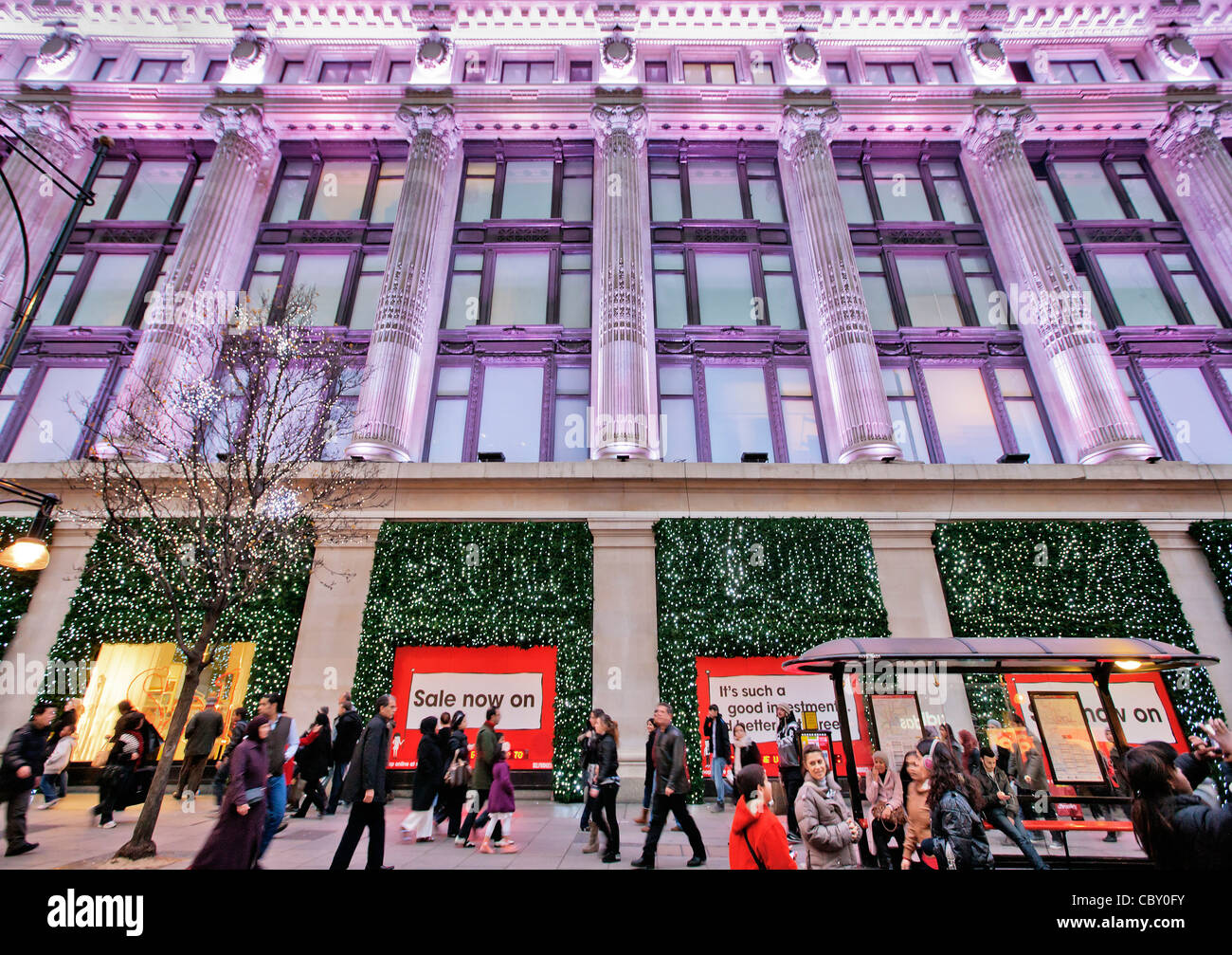 Bargain-foule chasse file d'attente pour le lendemain de la vente au magasin Selfridges, Londres ; Angleterre ; Royaume-Uni ; Europe Banque D'Images