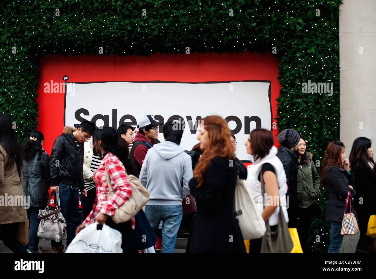 Bargain-foule chasse file d'attente pour le lendemain de la vente à Selfrodge's Store, Londres, Angleterre, Royaume-Uni, Europe Banque D'Images