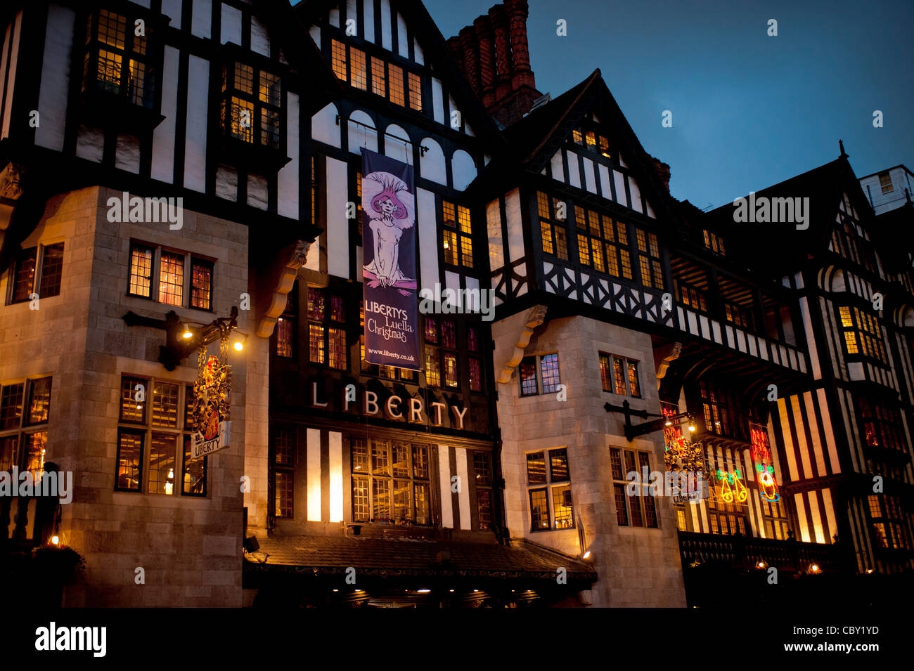 L'avant du magasin Liberty, Regent Street, Londres, à Noël. Banque D'Images