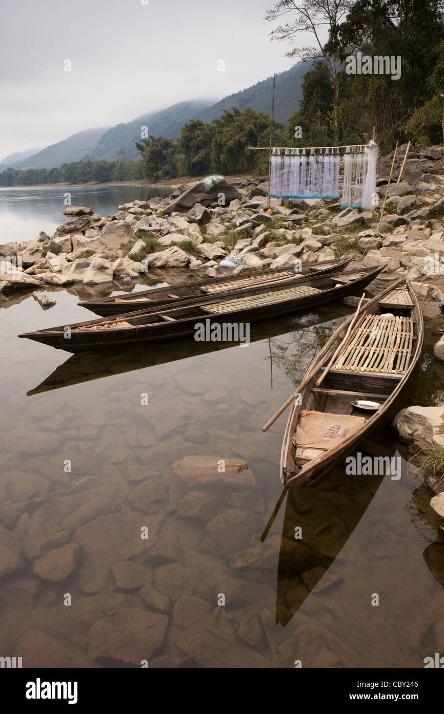 L'Inde, de l'Arunachal Pradesh, le long de la rivière Siang, Podbi, bateaux de pêche amarrés au camp temporaire riverside Banque D'Images