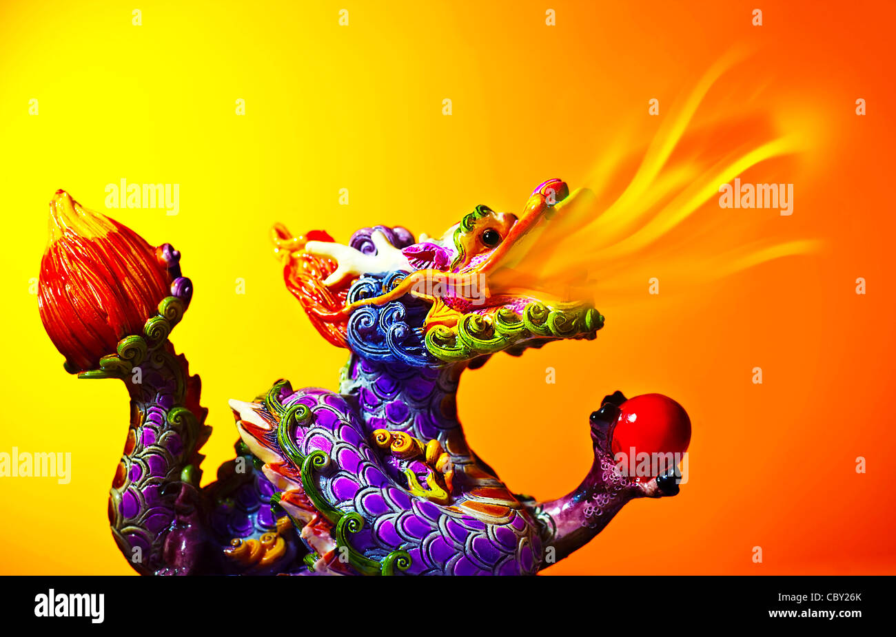 Tête de dragon coloré avec langue de feu flamme, décoration traditionnelle asiatique et art, zodiaque chinois, signe d'astrologie Banque D'Images