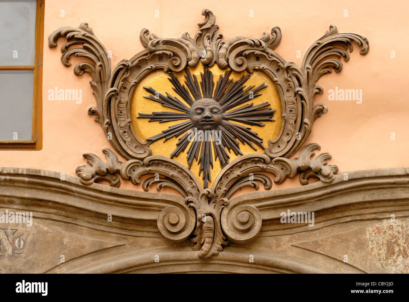 Prague, République tchèque. Maison traditionnelle signe. Au soleil noir / U Cerného slunce - Celetna n° 8 Banque D'Images