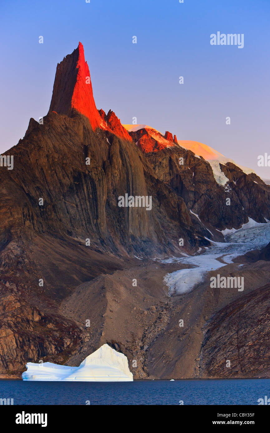 Lever du soleil à l'Øfjord, Scoresbysund, Groenland Banque D'Images
