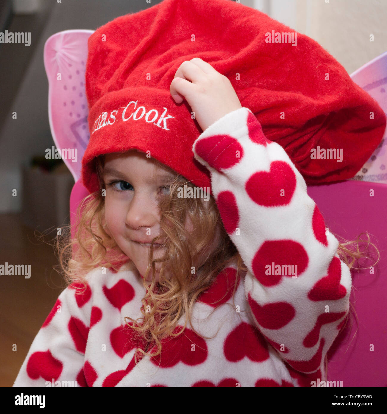 Enfant De 3 Ans Enfant Bebe Fille Portant Un Drole De Chapeau Rouge Photo Stock Alamy