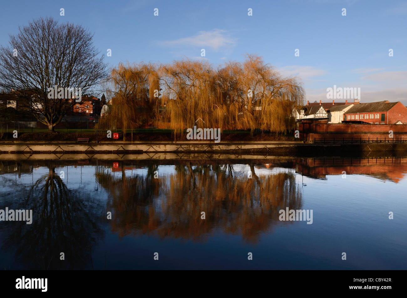 À la recherche de l'autre côté de la rivière Severn à Shrewsbury au Royaume-Uni Banque D'Images