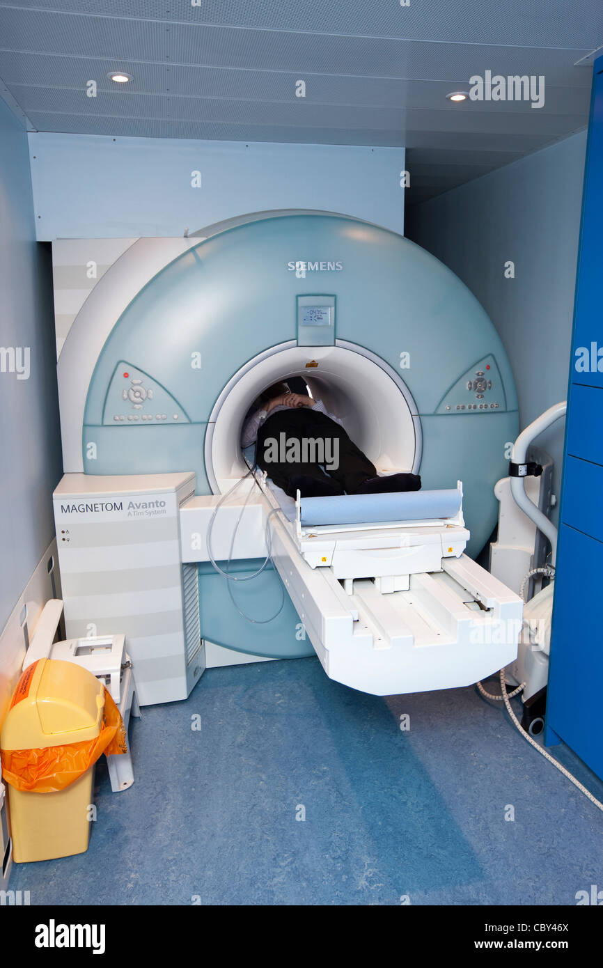 Scanner IRM mobile dans un bon gros trailer Banque D'Images