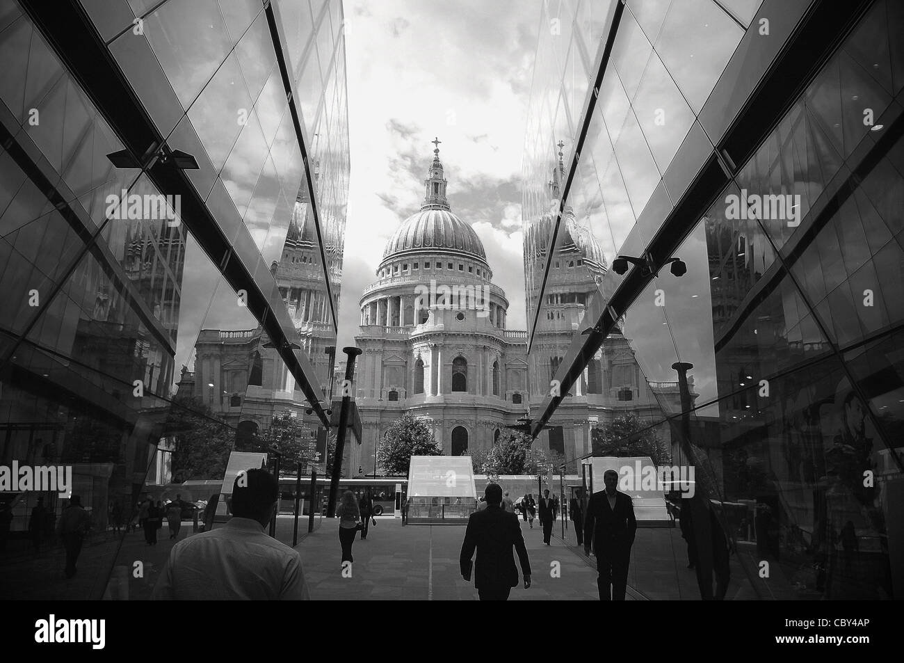Vue imprenable sur la Cathédrale St Paul à partir de l'un nouveau changement dans le centre de Londres. Cette image a été manipulée dans Photoshop. Banque D'Images